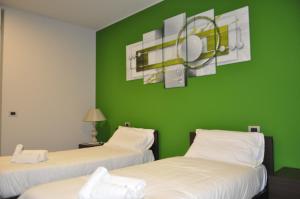Entratico米拉恩雅宾馆的绿墙客房的两张床