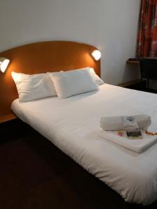 圣让德韦达圣简维达快客普拉斯酒店 - A709的一张白色的大床,配有木制床头板