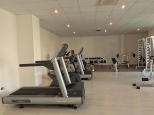 冯塔尼比安奇Futura Club Spiagge Bianche的健身房,配有各种跑步机和机器