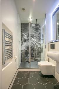 都柏林Grafton Street Studios by City Break Apartments的带淋浴、卫生间和盥洗盆的浴室