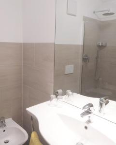 西兰德罗Hotel Pension Schweitzer的一间带两个盥洗盆和淋浴的浴室