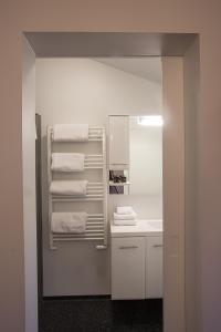 Vogur沃格尔乡村旅舍的白色的浴室设有水槽和毛巾。