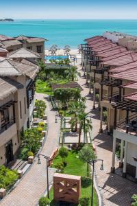 阿可贺巴Braira Al Azizya Hotel & Resort的从度假村的阳台上可欣赏到海滩景色