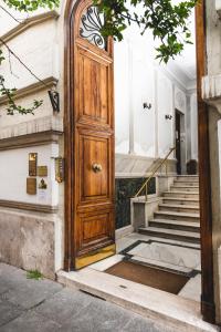 罗马Eccelso Hotel的楼梯的大楼一侧的木门