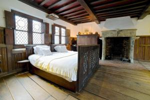 布鲁日努特布兰奇酒店的一间卧室配有一张床和一个壁炉