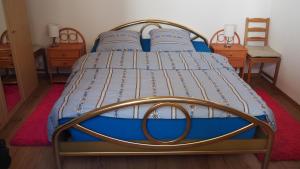 LangwiesBnB Ernesto Langwies - NOT Davos的一间卧室配有一张金色床架的床