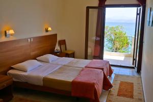 卡西罗彼卡多日落酒店 的酒店客房设有一张床和一个大窗户