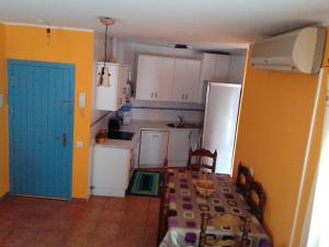 拉斯内格拉斯Bonito apartamento的厨房配有桌子和蓝色的门