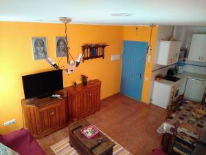 拉斯内格拉斯Bonito apartamento的带平面电视的客厅和厨房。