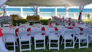Belfast花落竹湾度假村 的一张桌子,用来举办一场背景为海洋的婚礼