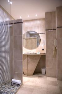 滨海阿热莱斯利多大酒店的带淋浴和镜子的浴室