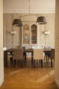 Saint-Martin-en-Bière多美因巴比宗旅馆的一间带桌椅的用餐室