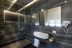 巴勒莫巴勒莫中央住宿加早餐旅馆的一间带水槽和玻璃淋浴的浴室