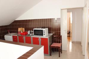 Dudić apartmani的厨房或小厨房