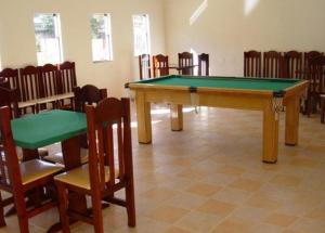 巴雷克萨巴Hotel Portal de Barequeçaba的一个带椅子的房间里一张乒乓球桌