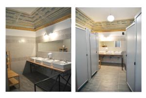 巴勒莫Balarm Hostel - Youth Hostel age limit 18-50的一间带两个盥洗盆的浴室和一间带镜子的浴室