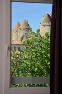 卡尔卡松城市逃遁酒店的从窗户可欣赏到城堡的景色
