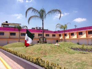 墨西哥城Hotel & Villas 7的前面有旗帜的建筑
