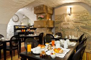 巴黎枫丹酒店的用餐室配有餐桌和食物