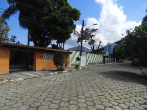 卡拉瓜塔图巴ACIOLY'S BEACH HOUSE的城里一条鹅卵石街道