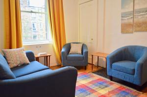 One Bedroom Flat With Box Room In Edinburgh的休息区