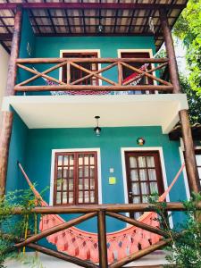 伦索伊斯Apartamento em Lencois - Bahia No 106的蓝色房子前面设有阳台