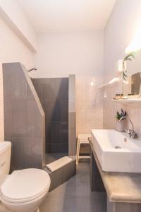 基奥尼亚米提亚一室公寓酒店的一间带卫生间和水槽的浴室