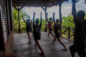 MatinaCasa Grande at Pacuare Reserve的一群人在甲板上跳舞