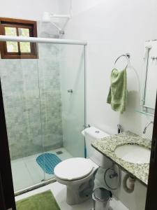 伦索伊斯Apartamento em Lencois - Bahia No 106的带淋浴、卫生间和盥洗盆的浴室