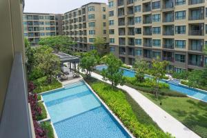 七岩华欣爱雨公寓的享有带游泳池的公寓大楼的顶部景致