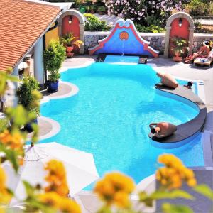 利帕里阿奇杜卡大酒店的一个带滑梯和游乐场的大型游泳池