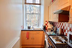 One Bedroom Flat With Box Room In Edinburgh的厨房或小厨房