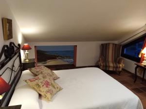 里瓦德塞利亚Hotel Rural El Pagadín的一间卧室设有一张床和一个大窗户