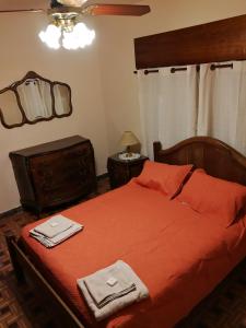 CalabacillasLos Nogales de Yerua的一间卧室配有一张带红色床单和镜子的床