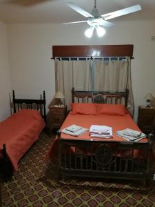 CalabacillasLos Nogales de Yerua的一间卧室配有两张床和吊扇