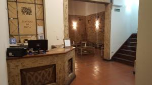 萨尔塔雷富希奥德尔印加酒店的大楼内带柜台和楼梯的房间