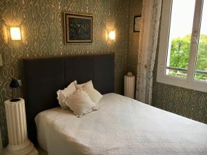蒙特卡罗Plein coeur de Monaco, à 300 mètres à pied du port de Monaco, 4 pièces dans des escaliers vue mer的一间卧室配有一张带白色床单的床和一扇窗户。