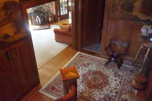 斯特拉福德Avonview Manor的走廊上设有带地毯和沙发的客厅