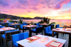 芭东海滩La Flora Resort Patong - SHA Extra Plus的日落时分海景餐厅