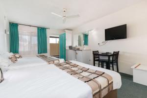 科夫斯港科夫斯港太平洋棕榈汽车旅馆的酒店客房设有两张床和电视。