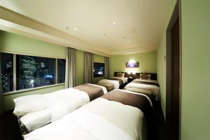 东京银座格兰大酒店的窗户房间里一排床