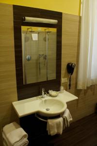 巴勒莫安巴夏特利酒店的一间带水槽和镜子的浴室