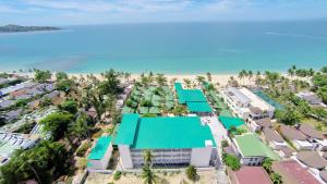 拉迈拉迈椰子海滩度假村的享有度假胜地的空中景致,以海滩为背景