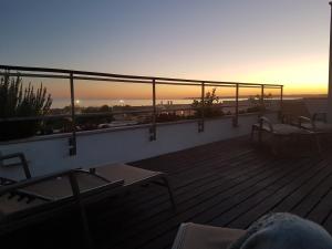 阿尔沃尔Alvor Ria Apartment的阳台配有椅子,享有日落美景。