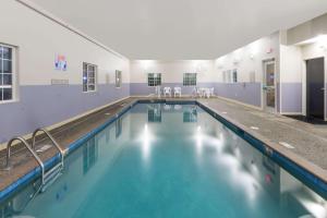 Microtel Inn & Suites Windham内部或周边的泳池