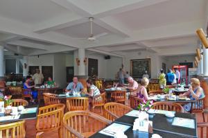 沙努尔沙提瓦萨努尔别墅的一群坐在餐厅桌子上的人