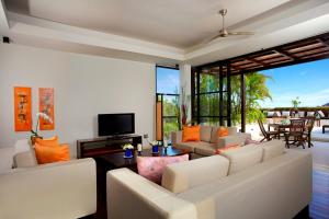 金巴兰寺山别墅酒店的客厅配有白色沙发和电视