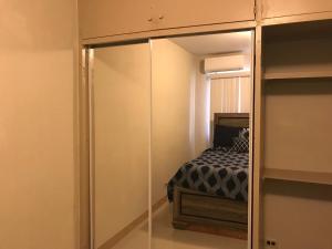 Sinajana1 BEDROOM / 1 BATH . PRIVATE APT. FREE WIFI, INTERENT & PARKING的一间卧室配有一张床和一个玻璃衣柜