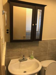 1 BEDROOM / 1 BATH . PRIVATE APT. FREE WIFI, INTERENT & PARKING的一间浴室