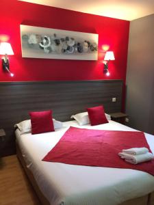 卡尔克富The Originals City, Hôtel La Closerie, Nantes Nord (Inter-Hotel)的一间卧室设有一张红色墙壁的大床